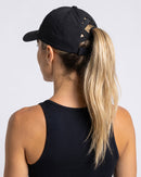 Boné preto visto de costas, com o rabo de cavalo saindo pela abertura (imagem criada com IA)