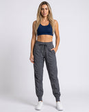 Calça Jogger Cordão Feminina cinza de corpo inteiro, de frente (imagem criada com IA)