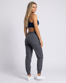 Calça Jogger cinza de costas (imagem criada com IA)