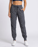 Calça Jogger Cordão Feminina cinza vestida, da cintura para baixo (imagem criada com IA)