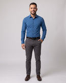 Homem com a Camisa Slim Alta Elasticidade azul, de frente (imagem criada com IA)