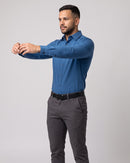 Homem esticando os braços com a camisa azul (imagem criada com IA)