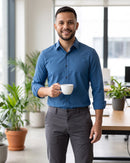 Homem no escritório com a camisa azul e xícara de café (imagem criada com IA)