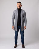 Homem com o Cardigã de Malha Slim cinza, gola alta preta e jeans (imagem criada com IA)