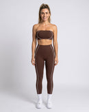 Conjunto top faixa e legging café de corpo inteiro, de frente (imagem criada com IA)