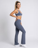 Conjunto azul acinzentado visto de lado, mostrando o cós e a barra flare (imagem criada com IA)