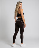 Legging Cintura Alta de costas, com o friso branco no quadril (imagem criada com IA)
