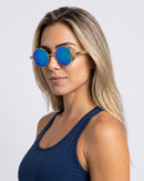 Óculos de Sol Steampunk Metal dourado com lente azul no rosto da modelo (imagem criada com IA)
