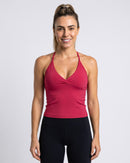 Regata Fitness Decote V vermelha de frente, modelo frente única (imagem criada com IA)