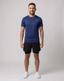 Homem de camiseta azul e Short Corrida Dupla Camada preto, de frente (imagem criada com IA)