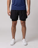 Short Corrida Dupla Camada preto vestido, da cintura para baixo (imagem criada com IA)