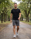 Homem caminhando no parque com o tênis cinza (imagem criada com IA)