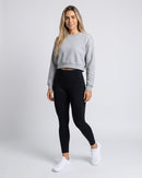 Mulher de legging preta usando o Tênis Casual Feminino branco (imagem criada com IA)