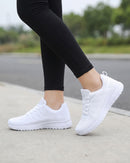 Close dos pés com o Tênis Casual Feminino branco (imagem criada com IA)