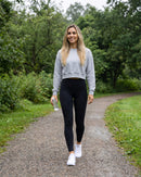 Mulher caminhando no parque com o tênis branco (imagem criada com IA)