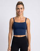 Top Fitness Alça Fina azul meia-noite de frente, com decote reto (imagem criada com IA)