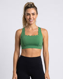 Top Fitness Decote Quadrado verde de frente, com borda ondulada no decote (imagem criada com IA)