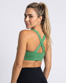 Top Fitness Decote Quadrado verde de costas, com alças onduladas cruzadas em X (imagem criada com IA)