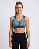 Top Fitness Zíper Frontal azul mesclado de frente, com zíper fechado (imagem criada com IA)